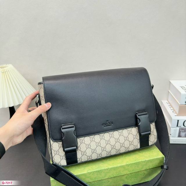 配礼盒 Gucci中古 邮差包 单肩斜挎包刷爆某书 超级 士们，女士们，通通可以使用 大牌明星时尚达人 最爱单品 经典老花，真心狂推各位必留款 容量也很大 满足