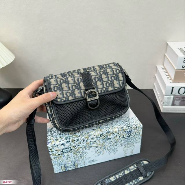 配折叠盒 迪奥dior邮差包相机包斜挎包单肩包实在帅la~ 简单有质感的设计实用又很高级 尺寸:20.14Cm 配折叠盒 迪奥dior邮差包相机包斜挎包单肩包实在帅la~ 简单有质感的设计实用又很高级 尺寸:20.14Cm