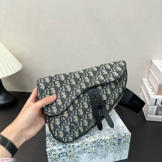 配折叠盒 Size: Le 26Cm*19Cm 迪奥dior马鞍包!胸包! 朋克感十足的科幻感! 超级有街头潮流的味道! 很高级c ! 胸包款式!出街最爱的包包 配折叠盒 Size: Le 26Cm*19Cm 迪奥dior马鞍包!胸包! 朋克感十足的科幻感! 超级有街头潮流的味道! 很高级c ! 胸包款式!出街最爱的包包