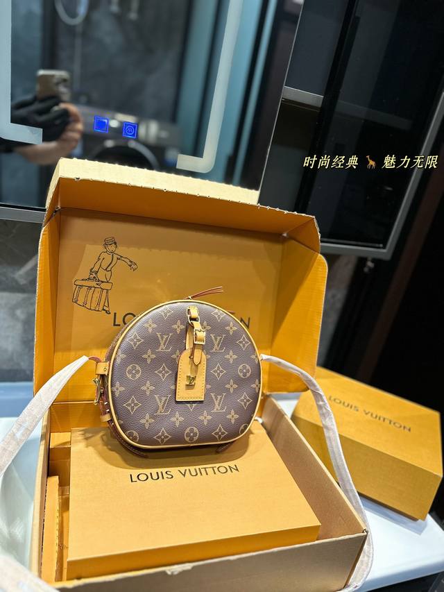 礼盒包装 经典的路易*威登帽盒摇身变为此款风格可爱的随身小袋。小巧而实用 可放置一台iphone 7手机 ，双版本设计：经典monogram帆布搭配牛皮饰边；新