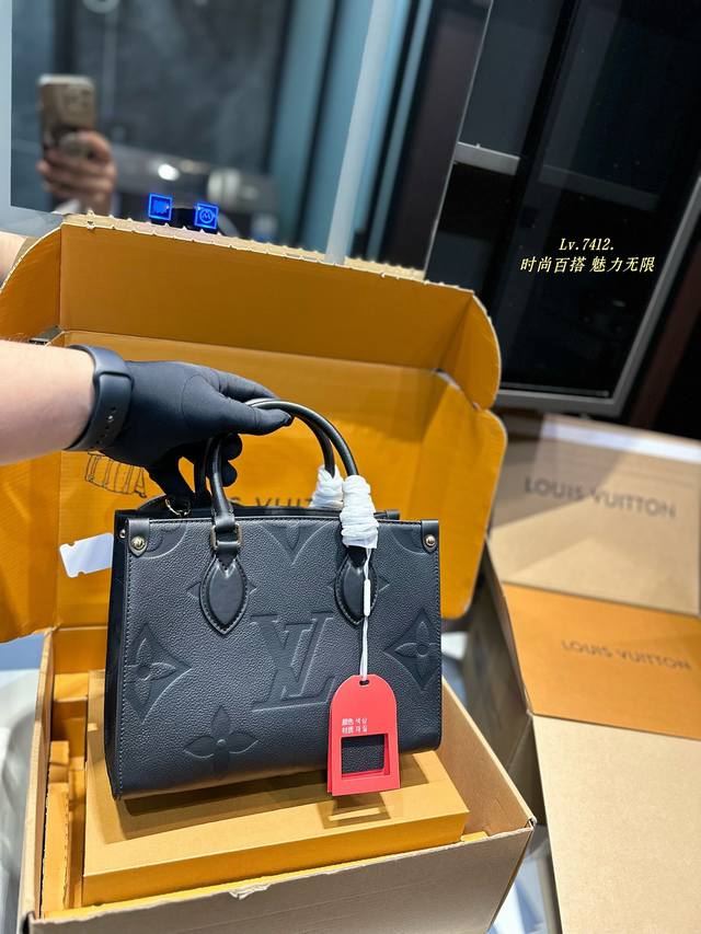 礼盒包装 Lv 爆款购物袋 丛林系列 购物袋 Mini Onthego 购物或周末出游 拎起 Onthego 手袋即刻出发 Lv 新款 购物袋大花新料拼色 每一