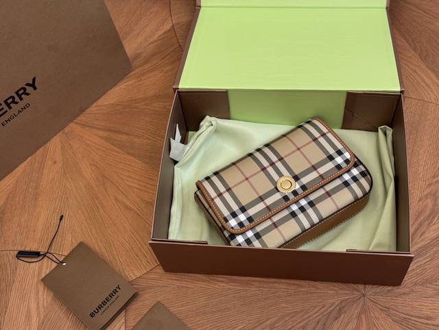 配盒 Size：20*12Cm 巴宝莉可爱的小格纹 邮差包 超级经典的小格子哦！
