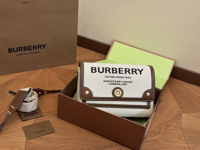 配盒 Size：25*18Cm 大 巴宝莉帆布邮差包！ 自带vintage气质。 橄榄绿看起来更有质感，更特别。