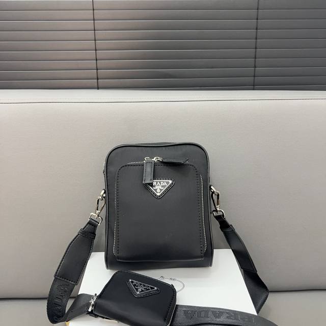 Prada 普拉达 帆布 二合一24Ss Re-Nylon三角形徽标单肩斜挎差包 采用精湛镶嵌细工，经典百搭 实物拍摄 原厂原版面料 高端品质 配送防尘袋 礼盒