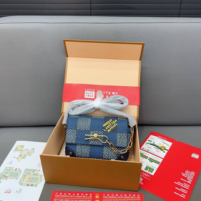 Louisvuitton 路易威登 链条单肩包 Steamer邮差包 斜挎包 男女通用采用精湛镶嵌细工，实物拍摄 原厂原版面料 礼盒 18 X 12 Cm。