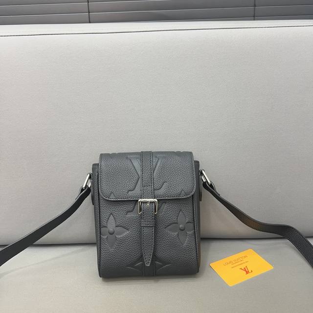 Louisvuitton 路易威登 牛皮翻盖邮差包 单肩包 男女通用斜挎包 采用精湛镶嵌细工 经典百搭 实物拍摄 原厂原版面料 配送防尘袋 礼盒 20 X 14 Louisvuitton 路易威登 牛皮翻盖邮差包 单肩包 男女通用斜挎包 采用精湛镶嵌细工 经典百搭 实物拍摄 原厂原版面料 配送防尘袋 礼盒 20 X 14