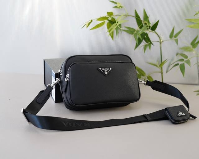 普拉达 官网同步 高版本 斜挎单肩背包 永恒不过时的标志性产品 纯原单牛皮 顶级五金制作 非市面普通版本 今年prada最爱的款 全部实拍 实用性非常高 完全不