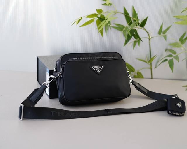 普拉达 官网同步 高版本 斜挎单肩背包 永恒不过时的标志性产品 纯原单布料 顶级五金制作 非市面普通版本 今年prada最爱的款 全部实拍 实用性非常高 完全不