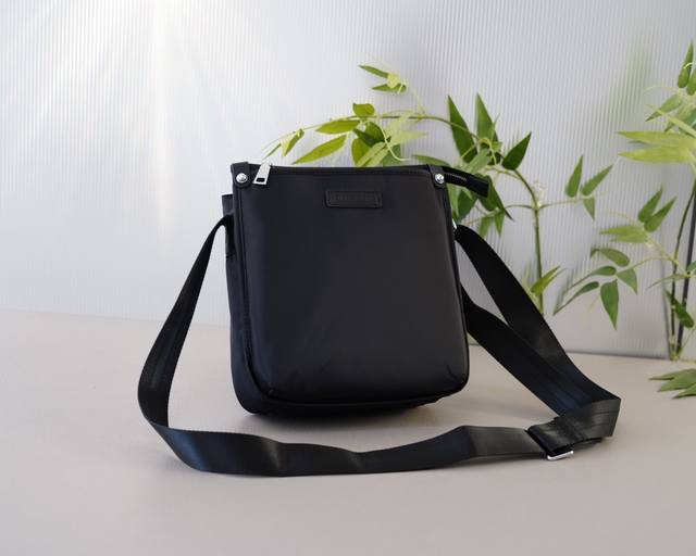 Pufuda 官网同步 高版本 斜挎单肩背包 经典不过时之作 原单布料材质 手感细腻 深度防水耐磨 非市面普通货 低调奢华 完全不浮夸的款式 日常又时髦 规格: Pufuda 官网同步 高版本 斜挎单肩背包 经典不过时之作 原单布料材质 手感细腻 深度防水耐磨 非市面普通货 低调奢华 完全不浮夸的款式 日常又时髦 规格: