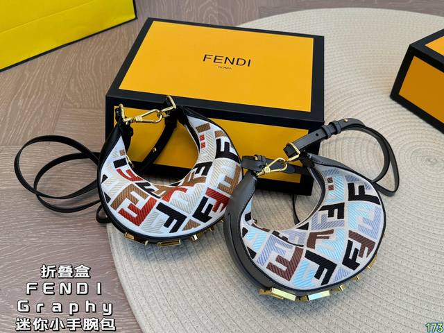 折叠盒 芬迪fendi Graphy 迷你小手腕包 只要你拎上就是仙女本仙好吗！ 除了日常必备小物件~ 还能将你的可爱与优雅统统收入囊中~° 让我看看是哪个小仙
