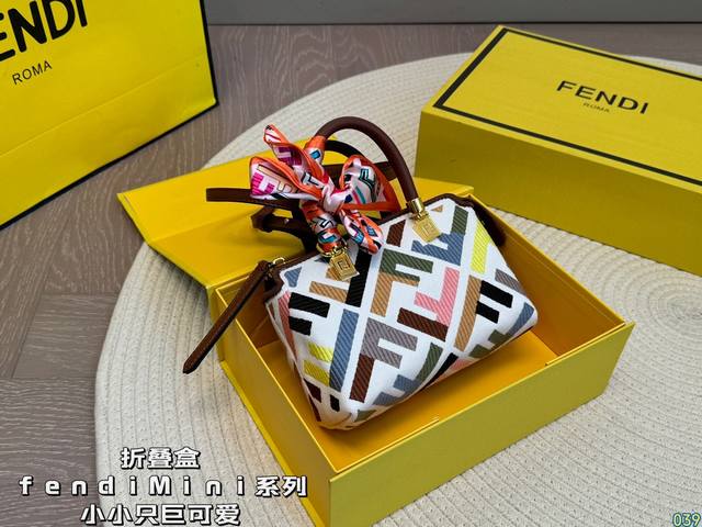 折叠盒 芬迪枕头包mini By The Way系列 Fendi小身材大容量 小小只巨可爱 可手提可斜挎 上身可甜可盐! 尺寸17 12 折叠盒 芬迪枕头包mini By The Way系列 Fendi小身材大容量 小小只巨可爱 可手提可斜挎 上身可甜可盐! 尺寸17 12