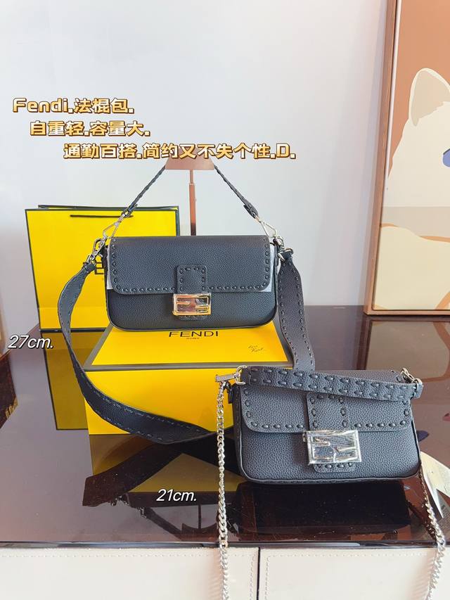 配礼盒 Fendi 芬迪 新品全幅饰 可手提斜挎包，Ss23Fendi Baguette强势回归，标志性的baguette手袋采用翻盖设计，配有ff磁扣开合。配