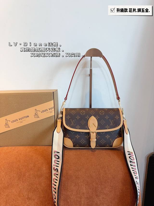 配礼盒. L家 Diane 法棍手袋 升级款 定制老花面料搭配深色树膏皮 配置两条肩带 今天的快乐是法棍给的！ 搜索 Lv 法棍 原单品质 尺寸：25*9*15