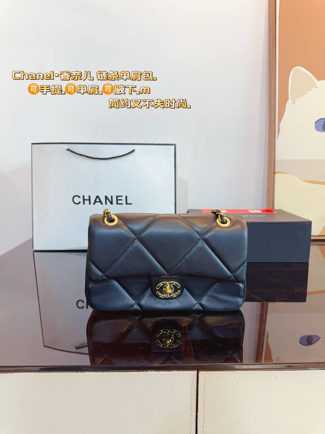 配礼盒. 香奈儿chanel 1Bag链条包 有型，能装，风格随意切换 年度最爱大包，有点飒，冷淡风 气场十足 高级满满尺寸：25*6*17Cm