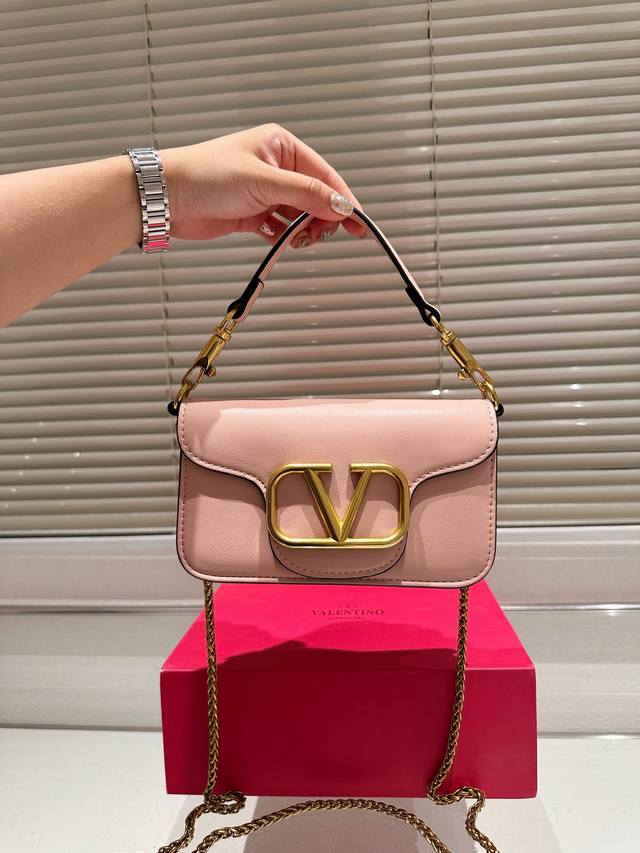 大号 折叠盒尺寸26.11 小号 折叠盒尺寸20.10 华伦天奴loco单肩包 高级感溢出来啦 这颜值上身很百搭的呦 怎么背都没压力 哪个女孩子能拒绝得了这么好