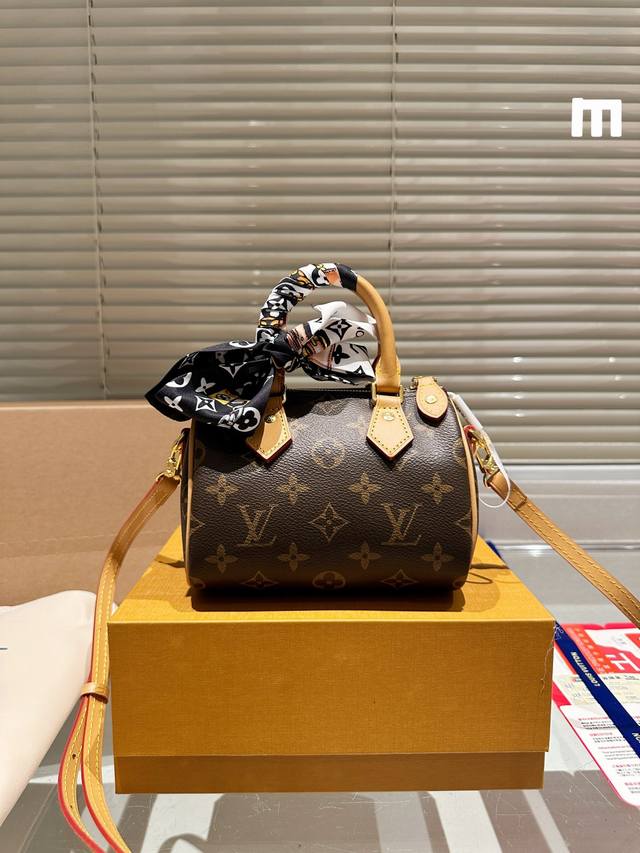 全套包装 Lv Nano Speedy 16 枕头包 Lv 新款系列 枕头包 手袋,全网首发 Lv Speedy Nano 枕头包这款retiro 手袋以标志性 全套包装 Lv Nano Speedy 16 枕头包 Lv 新款系列 枕头包 手袋,全网首发 Lv Speedy Nano 枕头包这款retiro 手袋以标志性