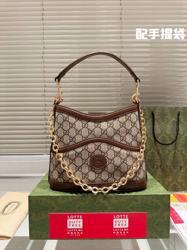 复刻版 牛皮 Gucci新款水桶包 今天来gucci偶然发现一只小可爱！ 新款的老花小水桶一下子戳中我！ 手提肩背斜挎全都满足 并且很百搭，容量也很ok 尺寸2