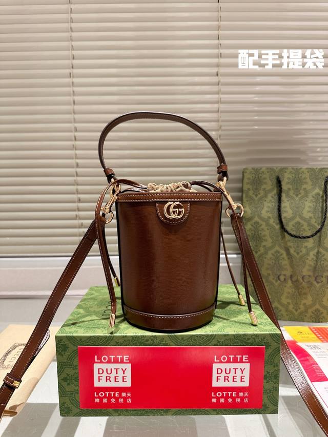 复刻版 牛皮 Gucci新款小水桶 今天来gucci偶然发现一只小可爱! 新款的老花小水桶一下子戳中我! 手提肩背斜挎全都满足 并且很百搭,容量也很ok 尺寸1 复刻版 牛皮 Gucci新款小水桶 今天来gucci偶然发现一只小可爱! 新款的老花小水桶一下子戳中我! 手提肩背斜挎全都满足 并且很百搭,容量也很ok 尺寸1