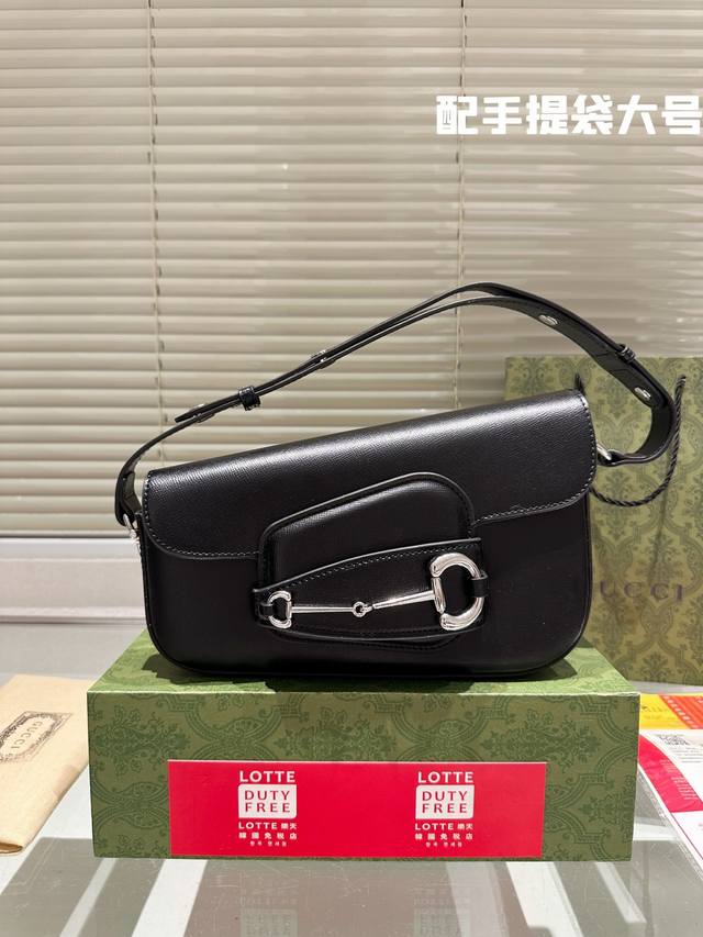 全套包装 Gucci推出全新 Horsebit 1955 包袋 近日,Gucci与人气歌手billie Eilish合作,推出其标志性手袋 Horsebit 1 全套包装 Gucci推出全新 Horsebit 1955 包袋 近日,Gucci与人气歌手billie Eilish合作,推出其标志性手袋 Horsebit 1