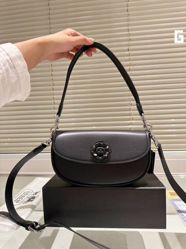 牛皮版本 Coach Emmy Saddle Bag 23 将茶玫瑰与 Coach 7大经典元素之一的旋锁相结合。茶玫瑰富有立体感和层次感,与包身皮质同色,淡化 牛皮版本 Coach Emmy Saddle Bag 23 将茶玫瑰与 Coach 7大经典元素之一的旋锁相结合。茶玫瑰富有立体感和层次感,与包身皮质同色,淡化