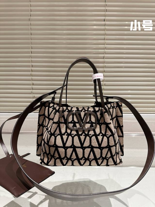 华伦天奴 Valentino 专柜大热款 俏皮超个性谁背谁好看 掩饰不住的洋气 精致走线 拼色很有特点 巨百搭可随心日常搭配 休闲俏皮同时又带着一点o名媛范 必