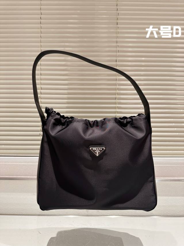 帆布 大号 Prada 腋下,高级感爆棚质感细 节都超级好 一包搞定所有化妆品 尺寸36.30Cm