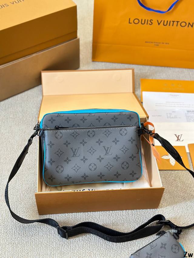 Lv Outdoor邮差包 规格:L26.0Xh20.0Xw10.5Cm 男包推荐~Iv Outdoor邮差包害 通勤包必备款,真的很推荐这款,可以斜挎,可以单 Lv Outdoor邮差包 规格:L26.0Xh20.0Xw10.5Cm 男包推荐~Iv Outdoor邮差包害 通勤包必备款,真的很推荐这款,可以斜挎,可以单