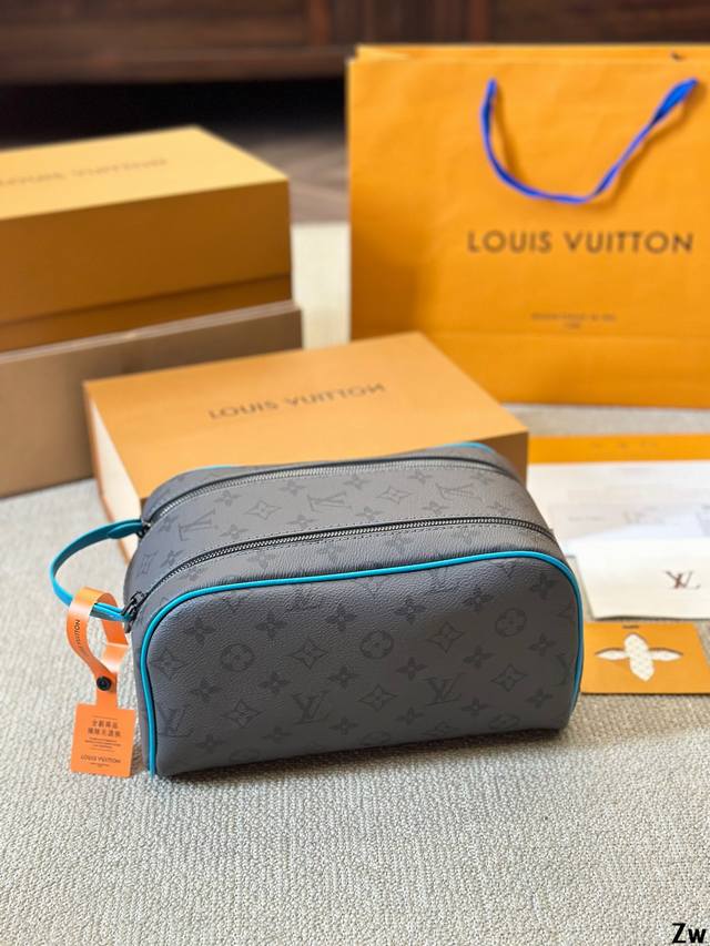 Lv,时尚化妆包再次出货,永远都不会过时,女士们的必备品,男士们,女士们,通通可以使用,球星内马尔及各大牌明星,酷爱的一款双拉链的手包化妆包,经典老花,面料采用 Lv,时尚化妆包再次出货,永远都不会过时,女士们的必备品,男士们,女士们,通通可以使用,球星内马尔及各大牌明星,酷爱的一款双拉链的手包化妆包,经典老花,面料采用