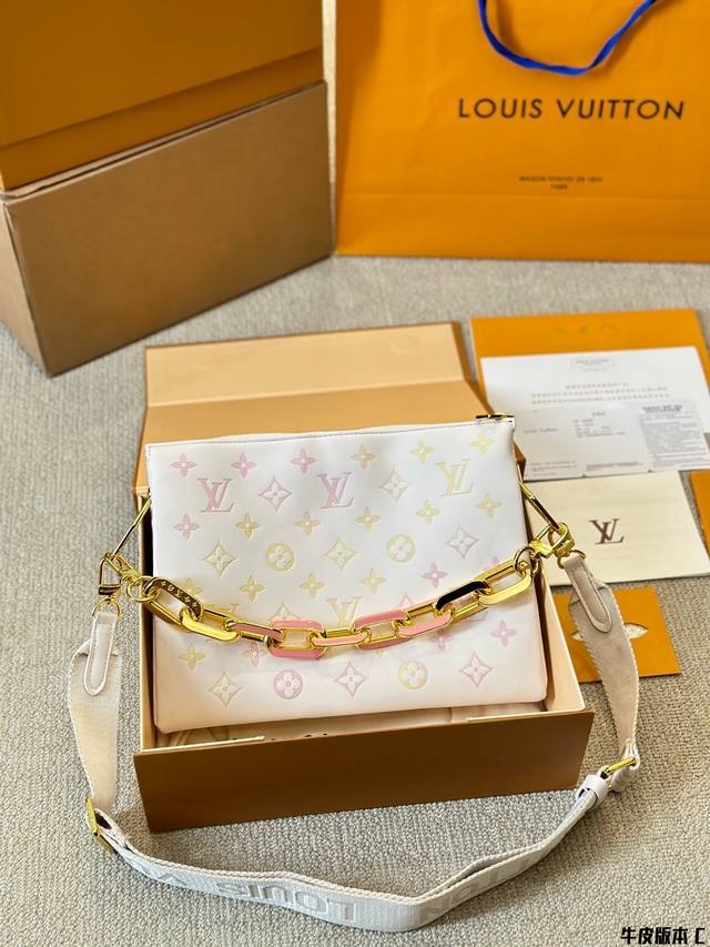 牛皮版本 Lv Coussin 抱抱包 最爱的黑白look来啦 柔软的小羊皮质地让我拿上手的那一刻就爱上了它的触感 包包内里很多小隔层 让各种私人物品各归其位