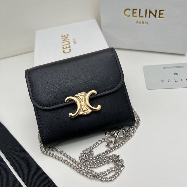 Celine 10783 链条可拆卸颜色 黑 棕 尺寸 11*10*5Celine凯旋门非常炫美的一个系列,专柜同步,采用头层牛皮,精致时尚!可以单肩背,也可做 Celine 10783 链条可拆卸颜色 黑 棕 尺寸 11*10*5Celine凯旋门非常炫美的一个系列,专柜同步,采用头层牛皮,精致时尚!可以单肩背,也可做