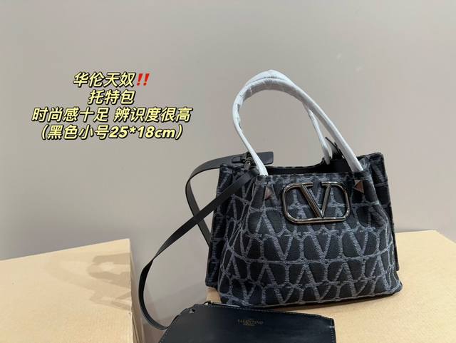 小号 尺寸25.18 华伦天奴 托特包 魅力无限 释放你的时尚态度 外形独特，有很多可爱的颜色可选，简直是不可错过的时尚单品 不同于帆布包的柔软，背在身上主打一