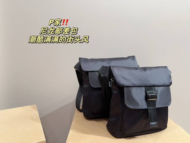 大号 尺寸27.27 小号 尺寸24.24 普拉达 尼龙邮差包 潮酷满满的街头风 少年感穿搭绝配 这款斜挎包，清爽利落，很有型 出门带上一定不会失望 满足男生日