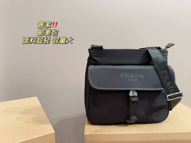 尺寸18.26 普拉达邮差包 降落伞面料 防水效果十分强悍 轻便舒适 容量大 Prada这款尼龙邮差包真的 Yyds 之前一直断货终于到来了 它体积能装下日常所