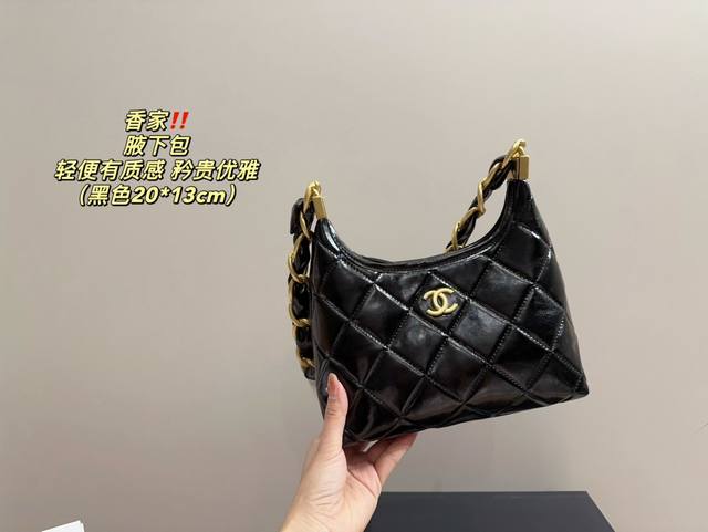 全套包装尺寸22.20 香奈儿腋下包 谁能拒绝一个能装又好看的hobo啊！ 还是羊皮黑金hobo 而且链条也很特别 虽然链条是看起来是很沉的粗链条~ 但整个包身