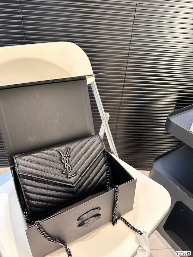 配折叠盒子 圣罗兰 原版信封包 新鲜出炉啦简直是美到人心啦 原版五金logo 首选进口皮料 质感超赞所谓人人必备一款，这个款式必须自留 经典版型！ 真的是让人眼