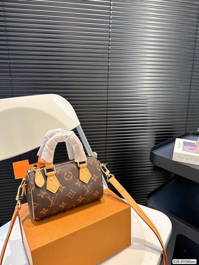 配折叠盒子 全钢五金 Lv Speedy枕头包 火遍全球的爆款机场大包 机车女神包 明星同款 贵气而充满活力的品牌设计风格 细致而不粗糙.用完美搭配功力 衬托出