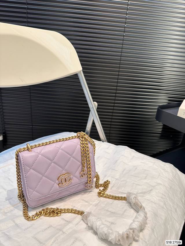 配折叠盒子 香奈儿chane珐琅零钱包,真的要冲~真的是小皮具中的天花板了精致的珐琅设计,Diy链条绕短可里肩.多种背法,本人超爱!尺寸15 12 货号2759 配折叠盒子 香奈儿chane珐琅零钱包,真的要冲~真的是小皮具中的天花板了精致的珐琅设计,Diy链条绕短可里肩.多种背法,本人超爱!尺寸15 12 货号2759