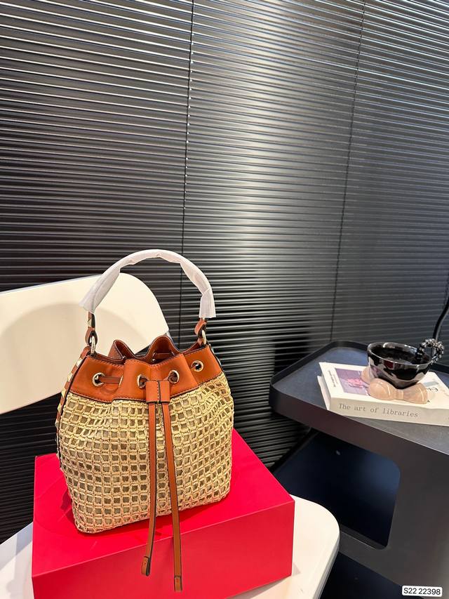 配折叠盒子 Valentino 华伦天奴编织包24春夏浓浓的度假风，却也适合日常觉得这样的包包得有一个，毕竟，海浪、沙滩，没人想拒绝# 尺寸：17.5 19.5