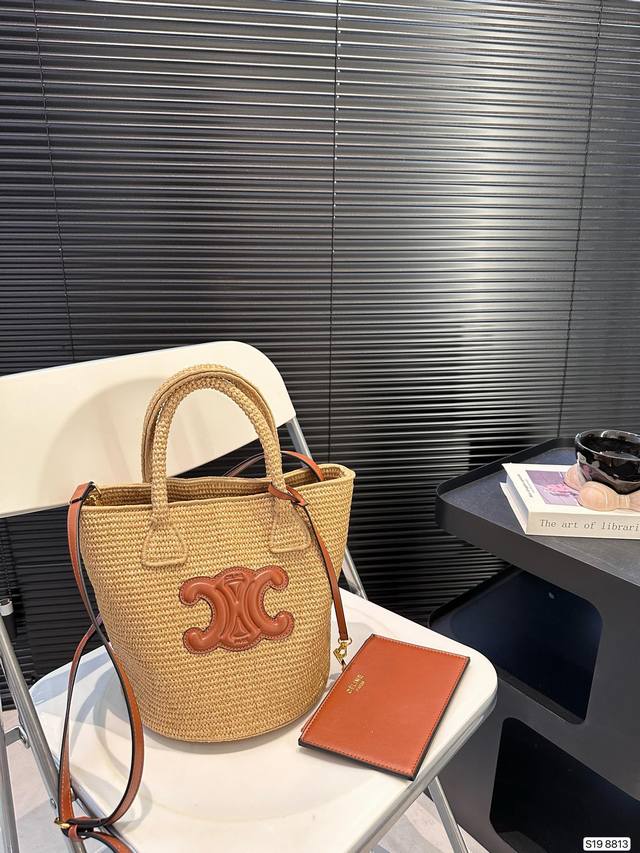 赛琳编织托特包，简单搭配的包袋，非常大气。搭配衣服也是毫无难度。尺寸：23 24 货号8813