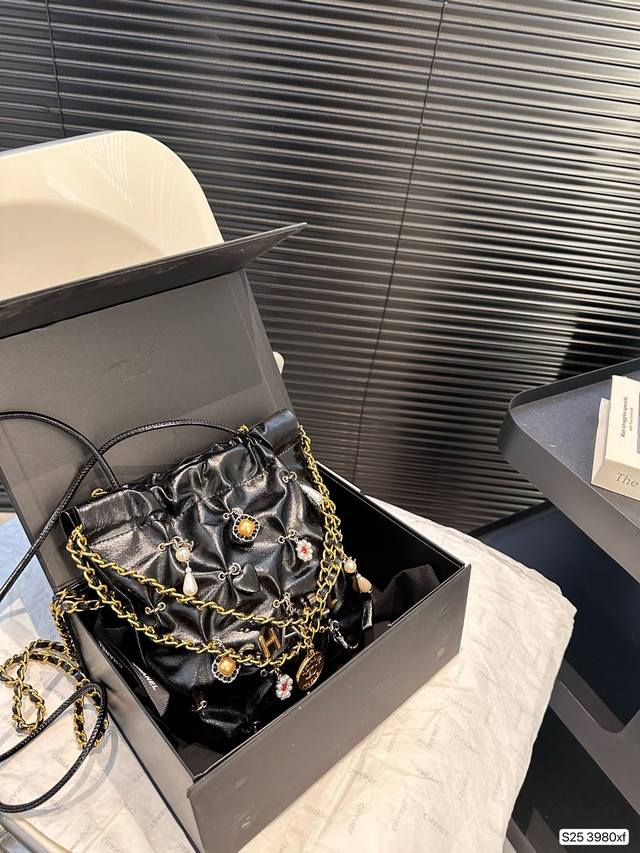 配飞机盒折叠盒子 香奈儿迷你垃圾袋 Chanel 24A缀满徽章的迷你22Bag手袋新包来24A徽章包mim 高级手工坊系列手袋,今年的香奈儿高级手 配飞机盒折叠盒子 香奈儿迷你垃圾袋 Chanel 24A缀满徽章的迷你22Bag手袋新包来24A徽章包mim 高级手工坊系列手袋,今年的香奈儿高级手