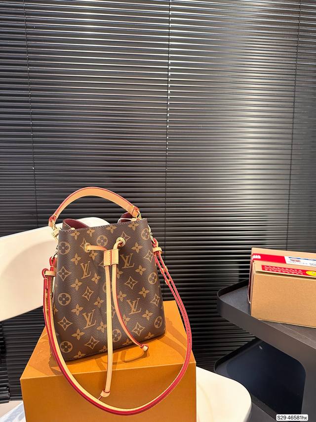 配飞机盒折叠盒子 Lv 小号水桶,出门大方便了 自重在lv里算轻的了,超级能装! 尺寸设计的太棒了,给设计师100个赞的,已经火到不行了!机v小水桶 #V #N 配飞机盒折叠盒子 Lv 小号水桶,出门大方便了 自重在lv里算轻的了,超级能装! 尺寸设计的太棒了,给设计师100个赞的,已经火到不行了!机v小水桶 #V #N