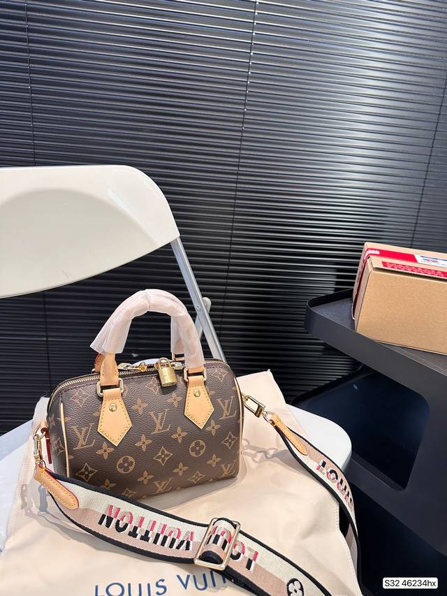 配飞机盒折叠盒子 Lv Speedy枕头包 火遍全球的爆款机场大包 机车女神包 明星同款 贵气而充满活力的品牌设计风格 细致而不粗糙.用完美搭配功力 衬托出你独 配飞机盒折叠盒子 Lv Speedy枕头包 火遍全球的爆款机场大包 机车女神包 明星同款 贵气而充满活力的品牌设计风格 细致而不粗糙.用完美搭配功力 衬托出你独