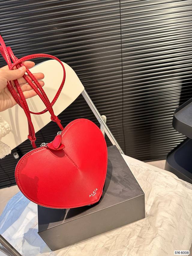 配折叠盒子 阳光晒过的心动 I节日将至总喜欢加点爱心元素 Alaia 七夕限定心型手袋 摇曳在身上甜蜜气氛瞬间升温不仅有多色可以随心pick还配了精美的皮革礼盒 配折叠盒子 阳光晒过的心动 I节日将至总喜欢加点爱心元素 Alaia 七夕限定心型手袋 摇曳在身上甜蜜气氛瞬间升温不仅有多色可以随心pick还配了精美的皮革礼盒