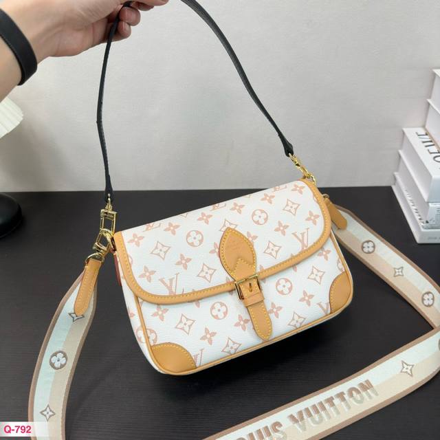 Lv 全新尺寸 法棍包 邮差包 翻盖手袋，网红爆款 牛皮版本升级版 这款邮差包真是太有味道了 浓浓的复古风情的精髓体现的淋漓尽致 挺括明快的线条与丰富的经典设计