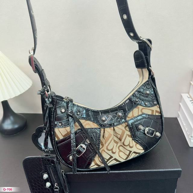 配盒子 这款是巴黎世家最经典的机车包型之一 超适合通勤 包身自重轻加上容量大 复古好搭配 有点复古的小甜和小飒喔 尺寸：26 14