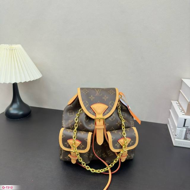 Lv 也有duma 双肩包啦m46932这款玲珑且实用的excursion小号背包采用monogram帆布材质，配以皮革饰边。洋溢徒步风度。主隔层采用可调节滑扣