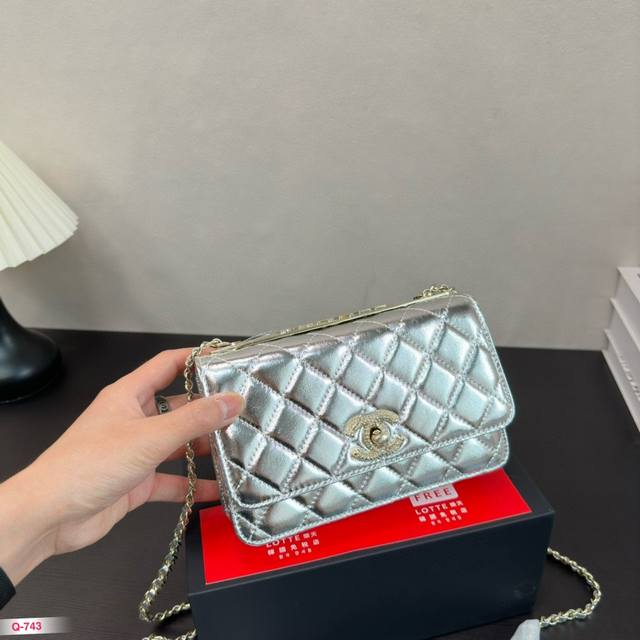 折叠盒！ 尺寸19.12 香奈儿 Trendy Woc水钻发财包稳重又百搭，可盐可甜！ 必备单品，怎么背都好看！ 有点正式有点优雅，还有不经意的惊艳！ 无论是日