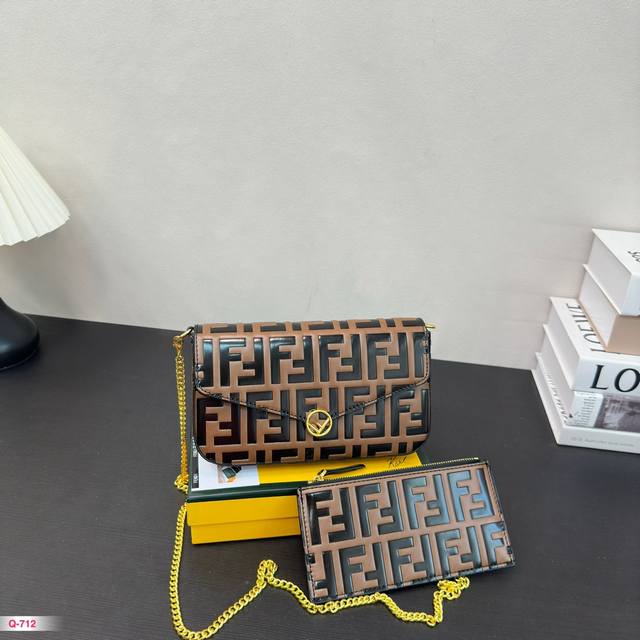 配礼盒 Fendi爆款三合一 内置卡夹及零钱包 芬迪专柜新款三合一信封包 三件套 可手拿可斜挎！专柜同步更新！明星同款限量版！超级有范儿！进口压变面料、高端品质