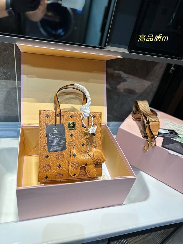 Size:19.5×21 Mcm新款老花满印琴谱包 小巧精致,立体感十足! 搭配宽肩带,手提斜挎都 皮质耐磨,性价比超高↗ 小个子女生都可以轻松驾驭 Size:19.5×21 Mcm新款老花满印琴谱包 小巧精致,立体感十足! 搭配宽肩带,手提斜挎都 皮质耐磨,性价比超高↗ 小个子女生都可以轻松驾驭