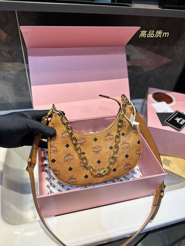 Size:23×12 Mcm 新品hobo月牙包 街潮美学与经典碰撞 自带高倍吸睛属性 腋下背、斜跨背都 包身轻便，四季百搭
